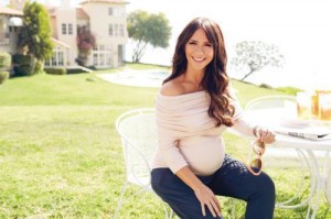 Mother to Be Jennifer Love Hewitt is collaborating with Pea in the Pod on a Collection